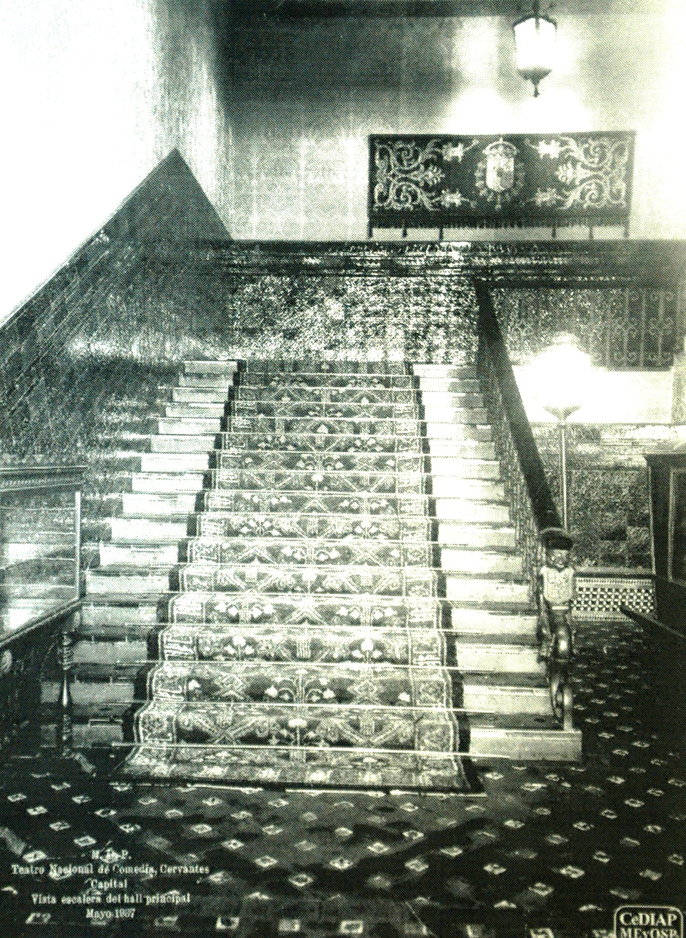 Vista escalera / Hall principal