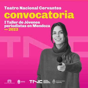 Sobre fondo fucsia en letras blancas y amarillas se destaca el título: Teatro Nacional Cervantes. Primer taller de jóvenes periodistas en Mendoza, 2023. La foto en blanco y negro, de una joven de pelo largo que sostiene un micrófono en mano, ocupa gran parte del espacio. En el margen inferior se lee: Teatro Independencia, Mendoza, Argentina; TNC. Teatro Nacional Cervantes. Ministerio de Cultura Argentina.