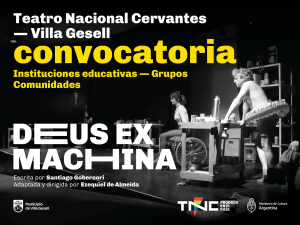 Fotografía en blanco y negro de un ensayo de la obra Deus ex machina. Intervenida con el siguiente texto: Teatro Nacional Cervantes - Villa Gesell. Convocatoria. Instituciones educativas - Grupos - comunidades. Deus ex machina. Escrita por santiago Gobernori. Dirigida por Ezequiel de Almeida. Debajo, los logos de Municipio de Villa Gesell. TNC Produce en el País y Ministerio de Cultura Argentina.