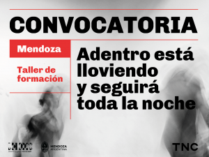 En el margen superior se lee Convocatoria. Debajo, se informa: Mendoza. Taller de formación. Adentro está lloviendo y seguirá toda la noche. De fondo, se distinguen dos siluetas humanas grises y borrosas, como si fueran radiografías en movimiento. En el ángulo inferior derecho, aparecen las letras TNC de Teatro Nacional Cervantes. En el izquierdo, los logos de Mendoza.
