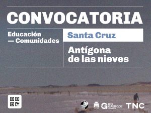 Convocatoria. Educación Comunidades. Santa Cruz. Antígona de las Nieves. En un terreno desértico y neblinoso con serranías a lo lejos, se distingue la figura de un hombre que camina solo, balanceando los brazos. Sobre el margen inferior izquierdo está el pictogramas de código QR. Hacia el ángulo derecho aparecen los logos del Teatro Municipal Héctor Marinero, el escudo de la ciudad de Río Gallegos, la letra G y la leyenda: Río Gallegos, tu capital y  las letras TNC de Teatro Nacional Cervantes