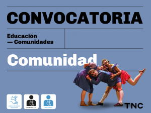 Sobre fondo azul se lee: Convocatoria. Educación. Comunidades. Obra "Comunidad". A un costado, tres actores posan sonrientes. Un actor agachado, apoya la cabeza en la cintura de una actriz a la vez que otra, lo toma de la cadera con una pierna levantada. Los tres visten prendas coloridas. El varón luce un saco corto, short, medias blancas y zapatos marrones de cuero. Una de las chicas, un jumper azul y la otra, una pollera roja. Debajo están los pictogramas de Lengua de Señas Argentina, intérprete de Lengua de Señas y guía sordo. En la base inferior derecha, aparecen las letras TNC de Teatro Nacional Cervantes.