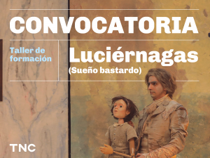 Convocatoria. Taller de formación. Luciérnagas (sueño bastardo). Junto a una pared veteada en tono amarillento, un actor ubicado de perfil que viste un pañuelo al cuello y chaqueta clara ajustada con encaje en las mangas, sostiene una marioneta con rostro de infante. La figura luce un saco de lana con cuello redondo con volados. Sobre el margen inferior derecho aparecen las letras TNC de Teatro Nacional Cervantes.