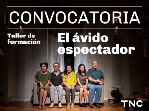 Convocatoria. Taller de formación. El ávido espectador. En una sala de paredes claras y cortinas blancas, hay un sillón gris. Allí están sentados cinco actores. De izquierda a derecha, una mujer de remerón verde, aros colgantes y collar mira escéptica al frente. A su lado, un hombre con gafas observa imperturbable. En el centro, una joven de camisa verde permanece con las manos apoyadas en las rodillas. Otra mujer de remera estampada y pollera de jean, se muestra seria y un joven sentado al borde del sillón, se toma de las manos con actitud temerosa. En el margen inferior derecho aparecen las letras TNC de Teatro Nacional Cervantes.