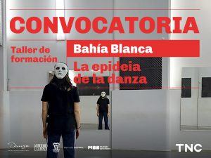 Convocatoria. Taller de formación. Bahía Blanca. La epidemia de la danza. En una sala con paneles blancos y espejos, se distingue la presencia de una persona con ropa deportiva y una máscara blanca que mira de frente. Su cuerpo está ubicado con la mirada en dirección al espejo. Debajo aparecen los logos de la Escuela de Danzas Alba Lutecia de Bahía Blanca, el Auditorio Caronti Biblioteca Popular Rivadavia, el Teatro Municipal, el Instituto Cultural y el Municipio Bahía Blanca. Hacia el ángulo inferior derecho se destacan las letras TNC de Teatro Nacional Cervantes