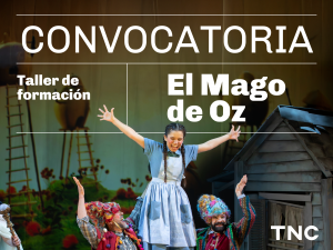 Convocatoria. Taller de formación. El mago de Oz. Una joven con trenzas, vestido celeste de mangas cortas y delantal a cuadros sonríe con los brazos abiertos. Está parada sobre las piernas de dos hombres con pelucas enruladas y coloridas. Detrás se distingue una casa hecha con tablones de madera y un bosque con flores rojas y construcciones redondas. Sobre el margen inferior derecho aparecen las letras TNC de Teatro Nacional Cervantes.