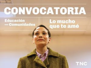Sobre una fotografía de fondo beige, se lee “CONVOCATORIA” en grandes letras blancas. Debajo, aparecen los textos “Educación — Comunidades” y “Lo mucho que te amé”. En el centro, una mujer con cabello recogido, camisa a cuadros y abrigo verde mira hacia arriba; lleva un micrófono de diadema. En la esquina inferior derecha se encuentra el logo TNC.