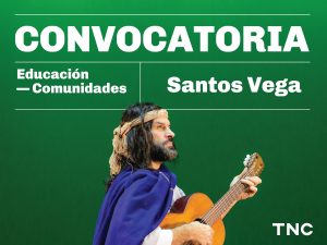 Sobre un fondo verde, se lee “CONVOCATORIA” y debajo “Educación — Comunidades” y “Santos Vega”. En el centro, un hombre con cabello largo, barba y una vincha de tela toca una guitarra criolla. Viste una camisa blanca y un poncho azul y mira hacia la derecha. En la esquina inferior derecha aparece el logo TNC.