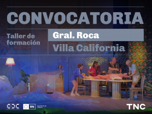 Fotografía de un escena de la obra, iluminada en tonos azules. Sobre la imagen, se lee: Convocatoria. Taller de formación. General Roca. Villa California. En la foto vemos a cuatro personas rodeando a otra que está recostada sobre una mesa. El escenario incluye una mesa, sillas, una lámpara, plantas y una pared de ladrillos. En la parte inferior aparecen los logos de la Casa de la Cultura General Roca, Secretaría de Cultura de Río Negro y TNC.